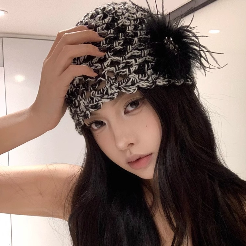 French Retro Black Feather Hand-woven Knitted Hat - Image 3